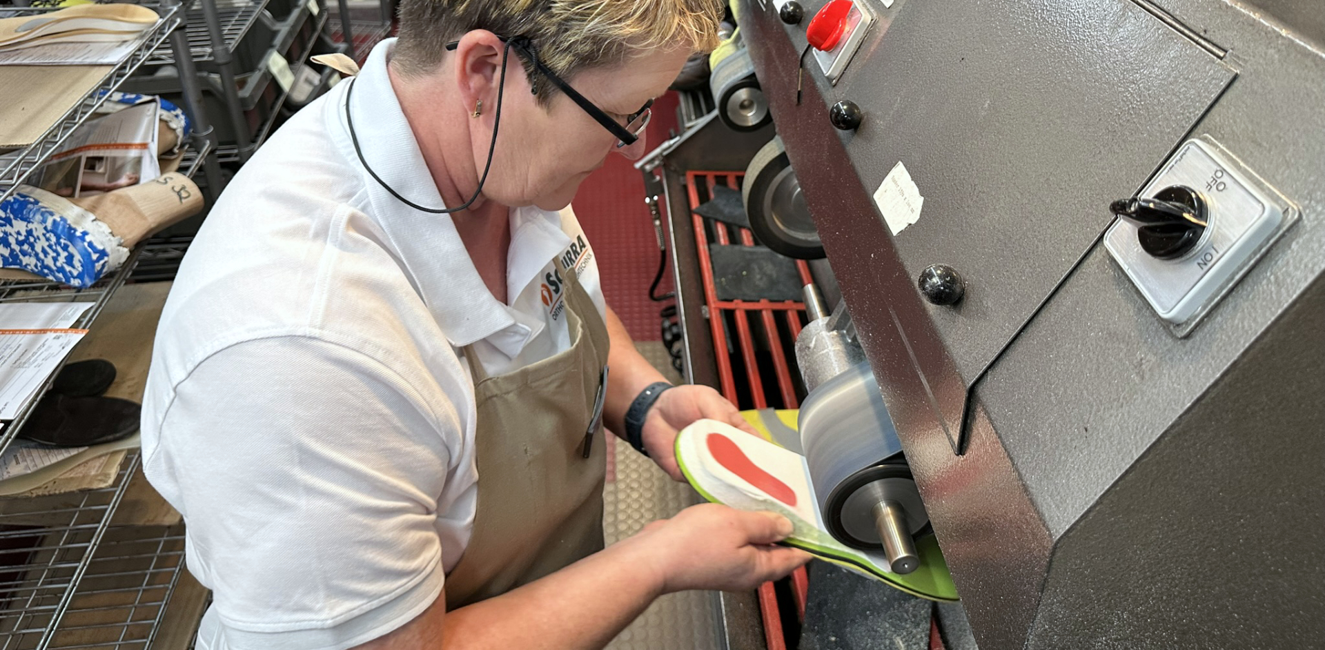 Schuh wird an der sohle geschliffen 