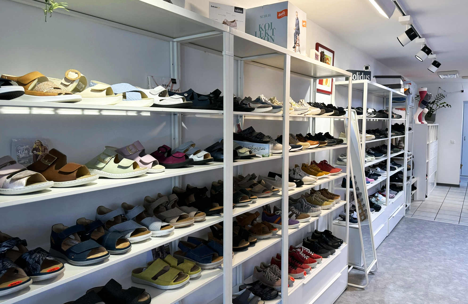 noch mehr Schuhregale 